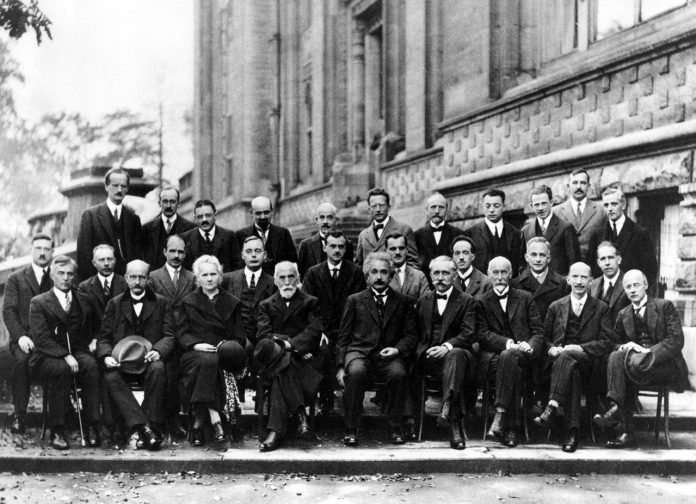 Các nhà khoa học tham gia Hội nghị Solvay lần thứ 5 tại Bruxelles, Bỉ, tháng 10 năm 1927. Chụp ảnh: Benjamin Couprie. [1]