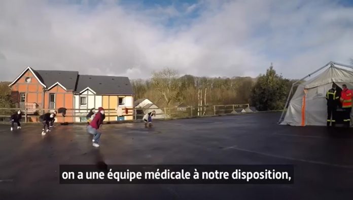 Những người cách li đang tập thể dục trong khuôn viên khu cách li tại Normandie [5]